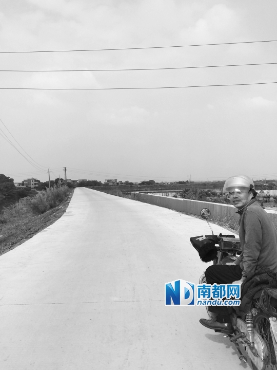 2月26日下午，下围村村民梁先生骑摩托车在通往红花地的新村道上。