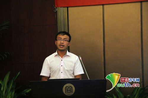 安徽潜山县龙潭乡湖田村大学生村官项龙在峰会上演讲。