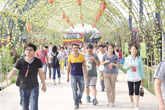 晋中市大学生村官示范培训班学员在榆次区观摩