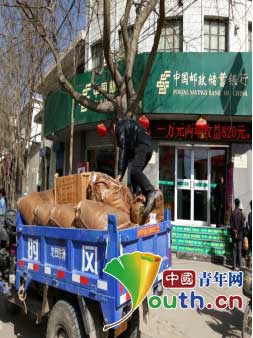 图为上海大学研究生支教团团长连自建接收到的来自大学生村官张莹莹募集的爱心物资。连自建供图