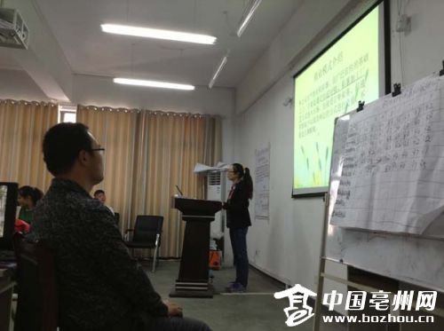 大学生村官正在展示创业项目