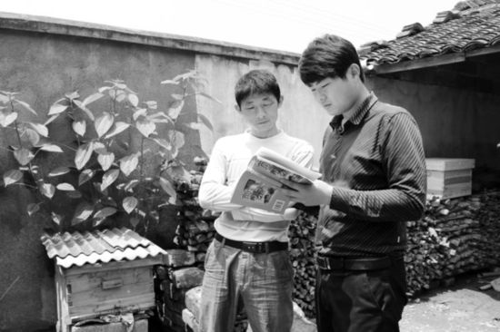 近年来,我省每年都会选聘一批优秀的大学生到各个乡村任职,让他们在经济社会发展最需要的地方施展才华。在黄山,大学生村官汤星宇和他的小伙伴们经过调查走访,成立了大学生村官创业团,靠整合当地的蜂蜜和茶叶带动村民改善生活。