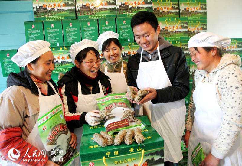 大学生村官徐锋(右二)任职期间工作照片 (吴建平/摄) 大学生村官徐锋(右二)任职期间工作照片 (吴建平/摄)