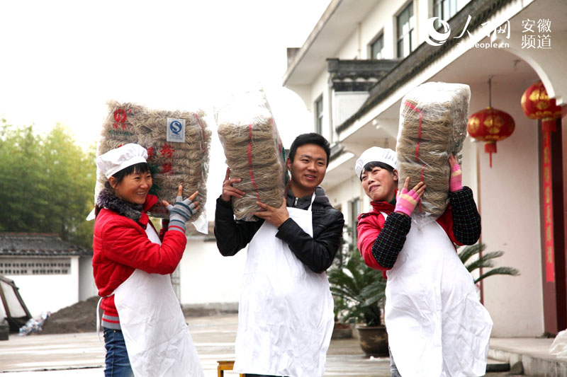 大学生村官徐锋(中)任职期间工作照片 (吴建平/摄) 大学生村官徐锋(中)任职期间工作照片 (吴建平/摄)