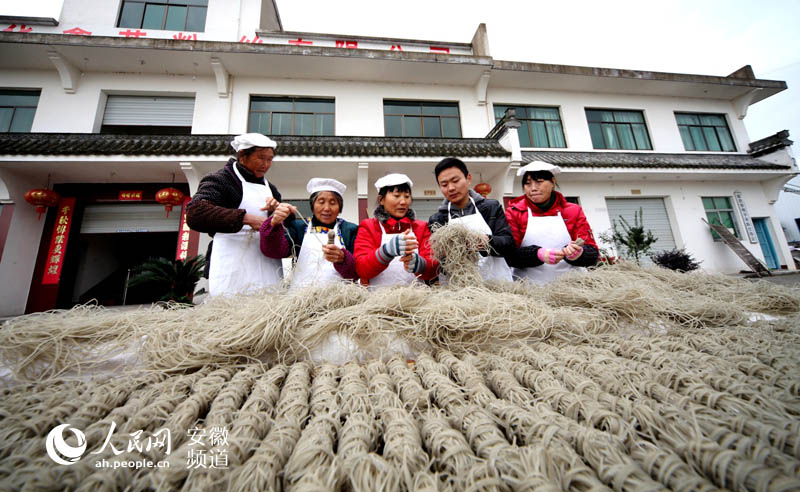 大学生村官徐锋(右二)任职期间工作照片 (吴建平/摄) 大学生村官徐锋(右二)任职期间工作照片 (吴建平/摄)