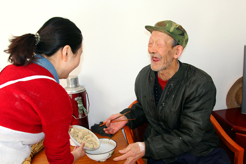 井庄镇多样形式学雷锋:村官为老人包饺子(图)