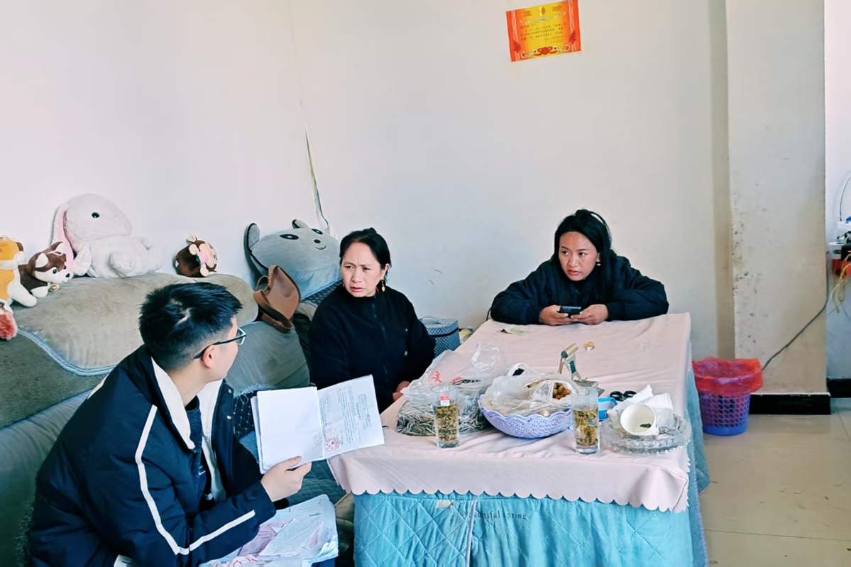 黄华（左）在走访农户。（双坪村村委会供图）.png