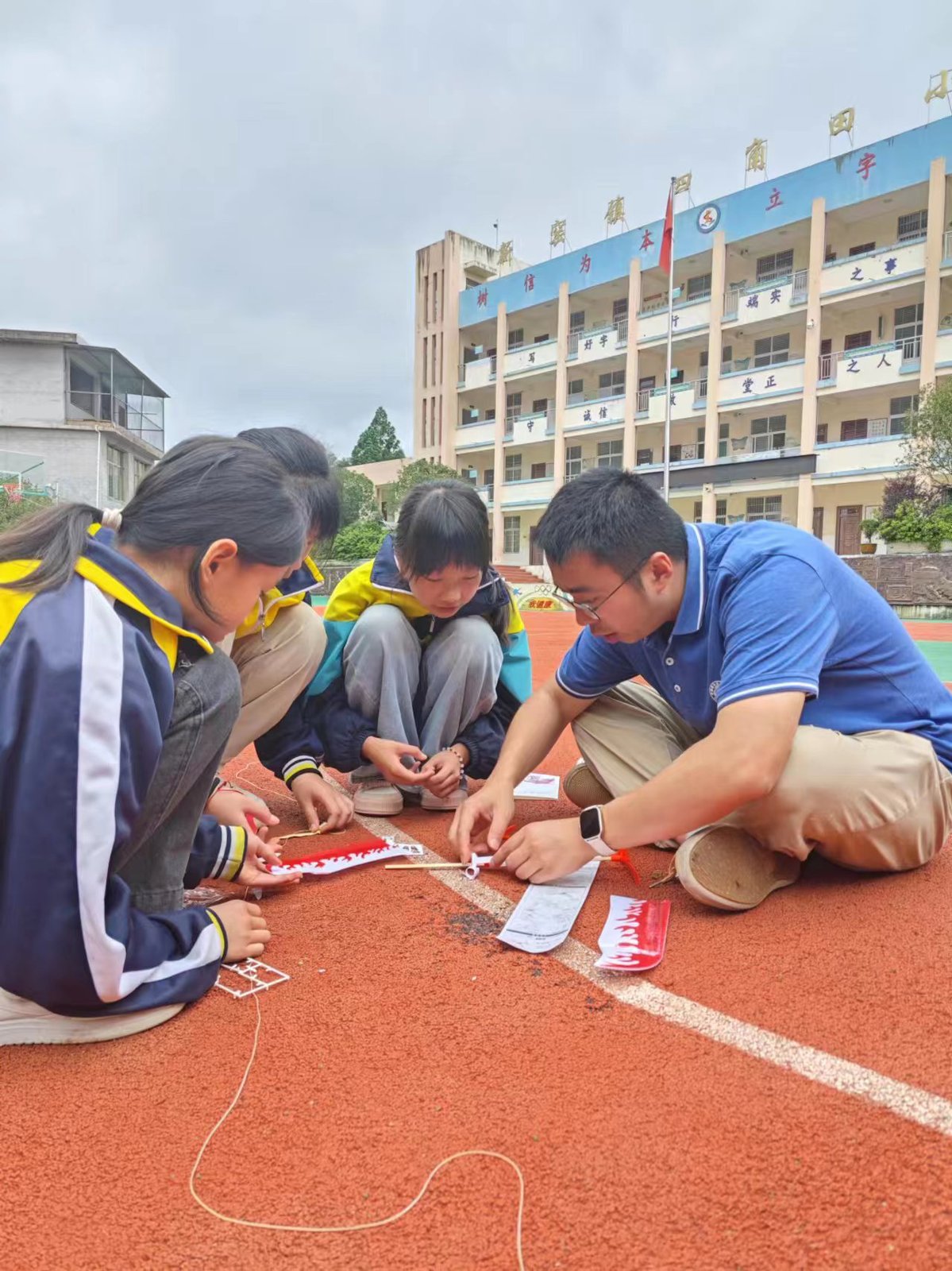 刘东阳（右1）与孩子们做科普实验（联合村村委会 供图）.jpg