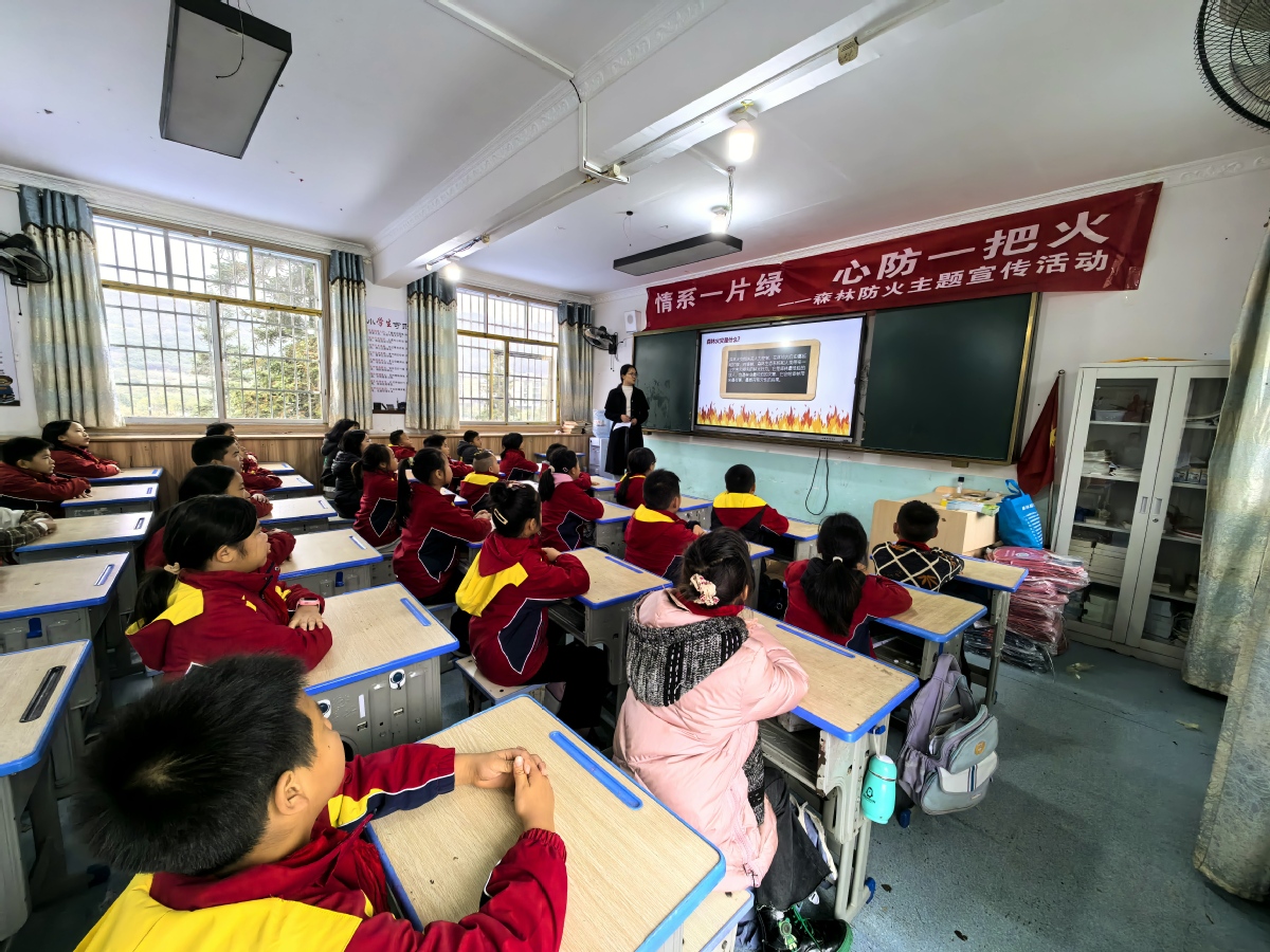 温馨（讲台远端）在幸福村牛场小学开展森林防火进校园宣讲（幸福村村委会 供图）.jpg