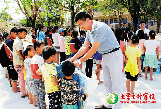 曾剑锋在老马小学参加捐书包活动2.jpg