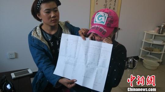 图为徐晓云(戴帽子)展示诊断结果。