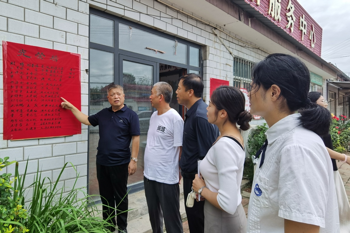大马各庄村干部与百姓共商教育兴村大计。刘柯旋 摄.jpg