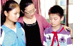 南阳“代理妈妈”:大学生村官当20个孩子的妈妈