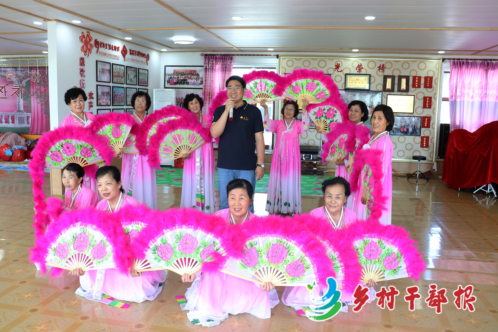 隋智博（中）和村民一起排练节目（资料图）。2.jpg