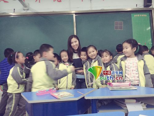 山东利津县大学生村官季智明与孩子们在教室里。