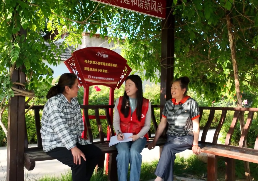 李鲁侨（中）与村民座谈交流，了解记录村民诉求。（泰山区委组织部供图）.jpg