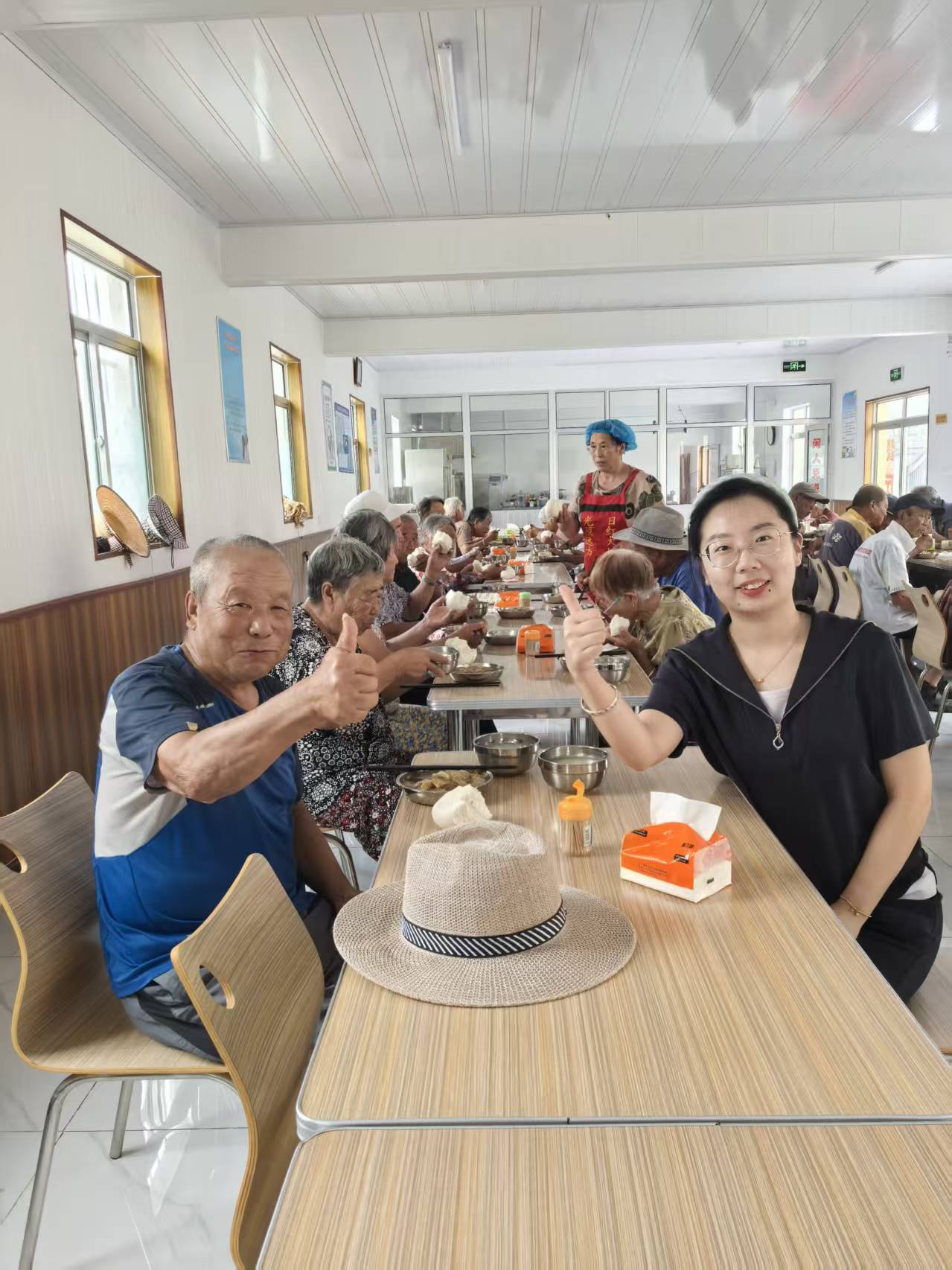 徐小惠（前排右）在村里幸福院走访。（文化街道党工委供图）.jpg