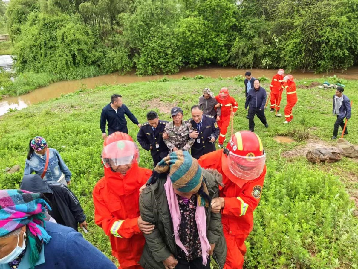 云南省丽江市宁蒗县跑马坪乡开展综合应急演练。 沈平 摄.jpg