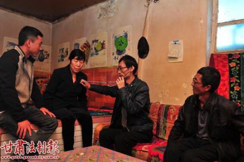 温青郁和兰州市中医院联村联户驻地医生走进村民家中为村民检查身体。