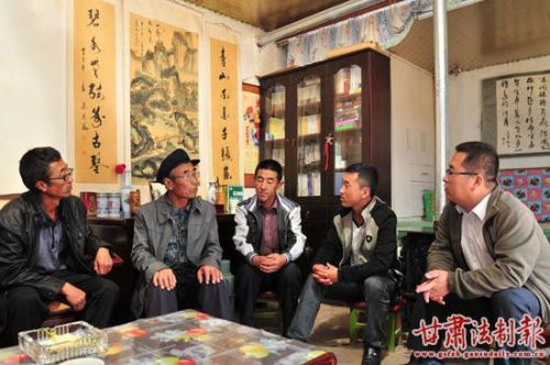 温青郁与乡镇干部调解农户纠纷。