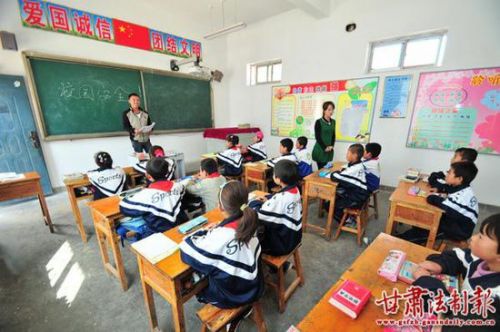 温青郁在哈岘小学普及安全知识。