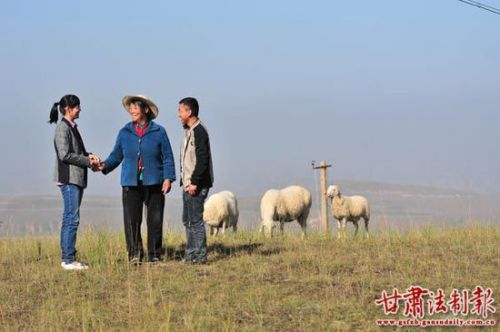 温青郁和刚来的女村官向村民了解养殖情况。
