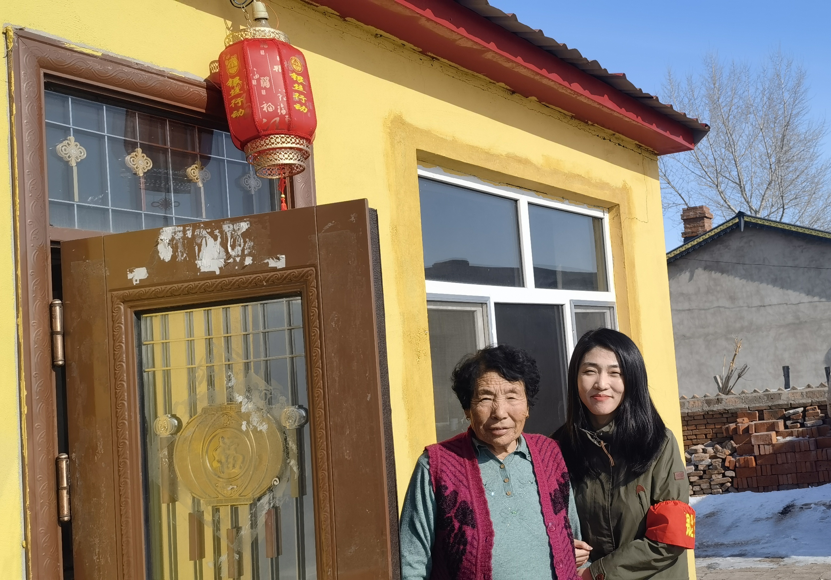 图为王莹（右）探望独居老人。.jpg
